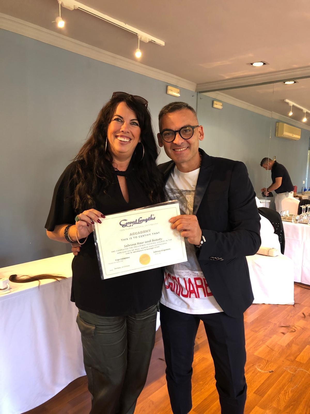 Sabrina con el certificado Great Lengths Academy